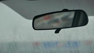 汽车后视镜和挡风玻璃上的雨滴视频素材模板下载