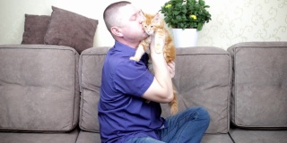 一名男子开了一个关于宠物的家庭博客，用摄像机拍摄了一只缅因州的小猫