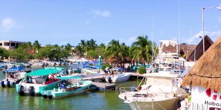 全景景观Holbox村港口Muelle de Holbox墨西哥。