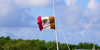 墨西哥美丽的Holbox岛上挂着一面绿白红的国旗。
