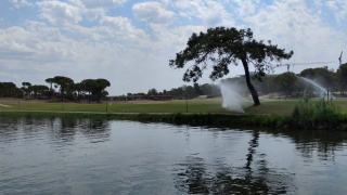 河岸草坪、高尔夫球场自动浇水视频素材模板下载