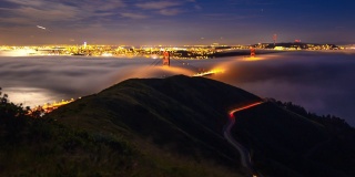 金门大桥用飘浮的雾滑块在夜晚延时