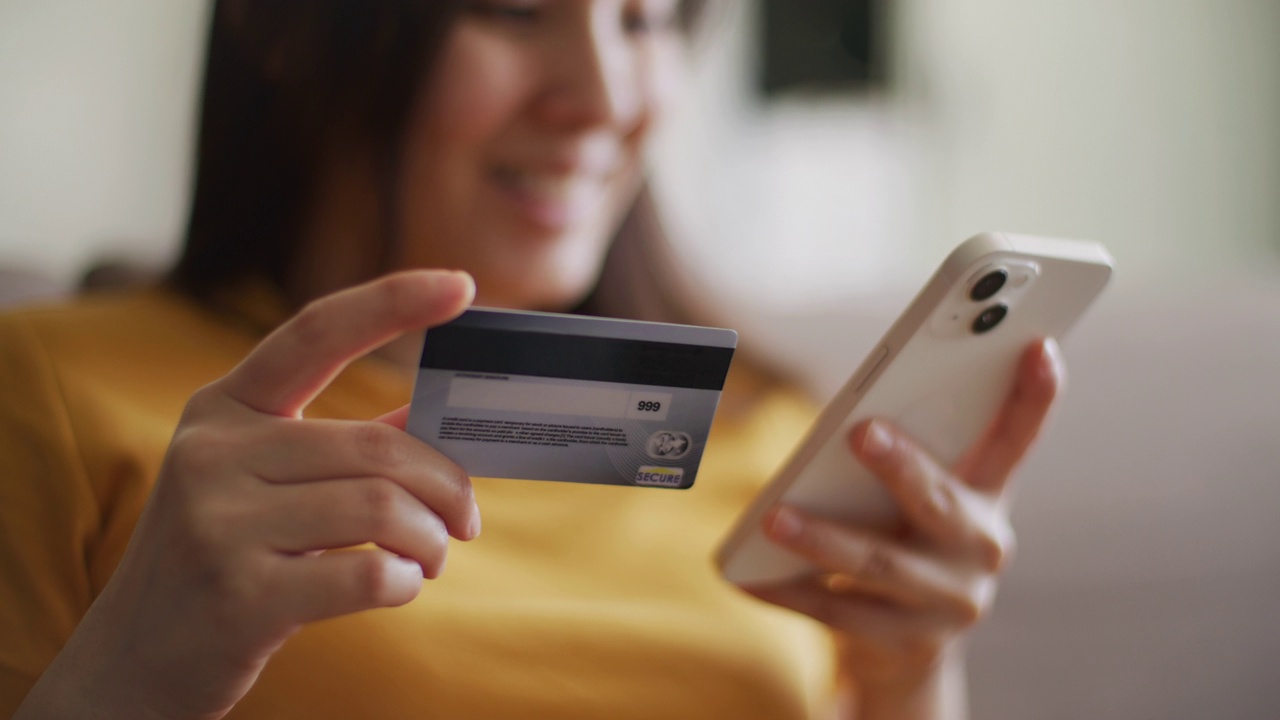 女人用信用卡用智能手机网购