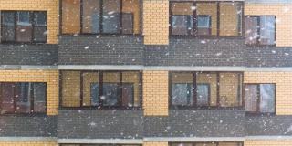 缓慢的运动。在一个大雪纷飞的冬天，城市里某公寓大楼的窗户前下起了一场大雪。雪花慢慢地飘落