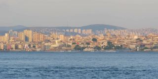 土耳其，伊斯坦布尔，从马尔马拉海看到的城市海岸，货船和其他船只在上面航行