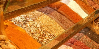 在阿拉伯或土耳其市场的柜台上有各种香料和茶叶