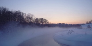 河底的雾，雪岸上结了冰的树。