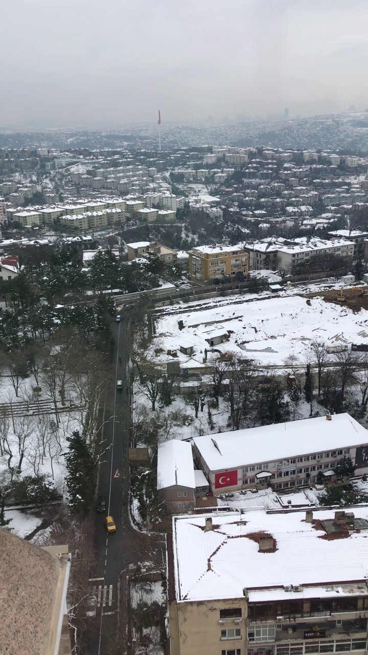 从伊斯坦布尔的冬季来看，房屋被白雪覆盖。