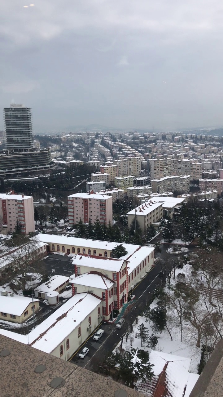 从伊斯坦布尔的冬季来看，房屋被白雪覆盖。