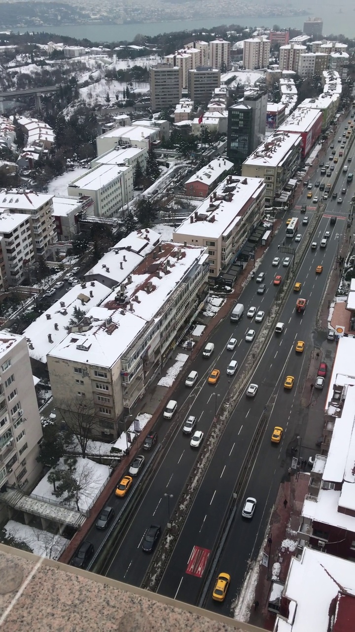 从伊斯坦布尔的冬季来看，房屋被白雪覆盖。