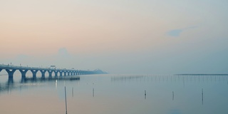 高速公路横贯大海