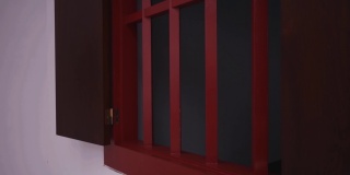 美丽的红色窗户在中国寺院建筑由红杉
