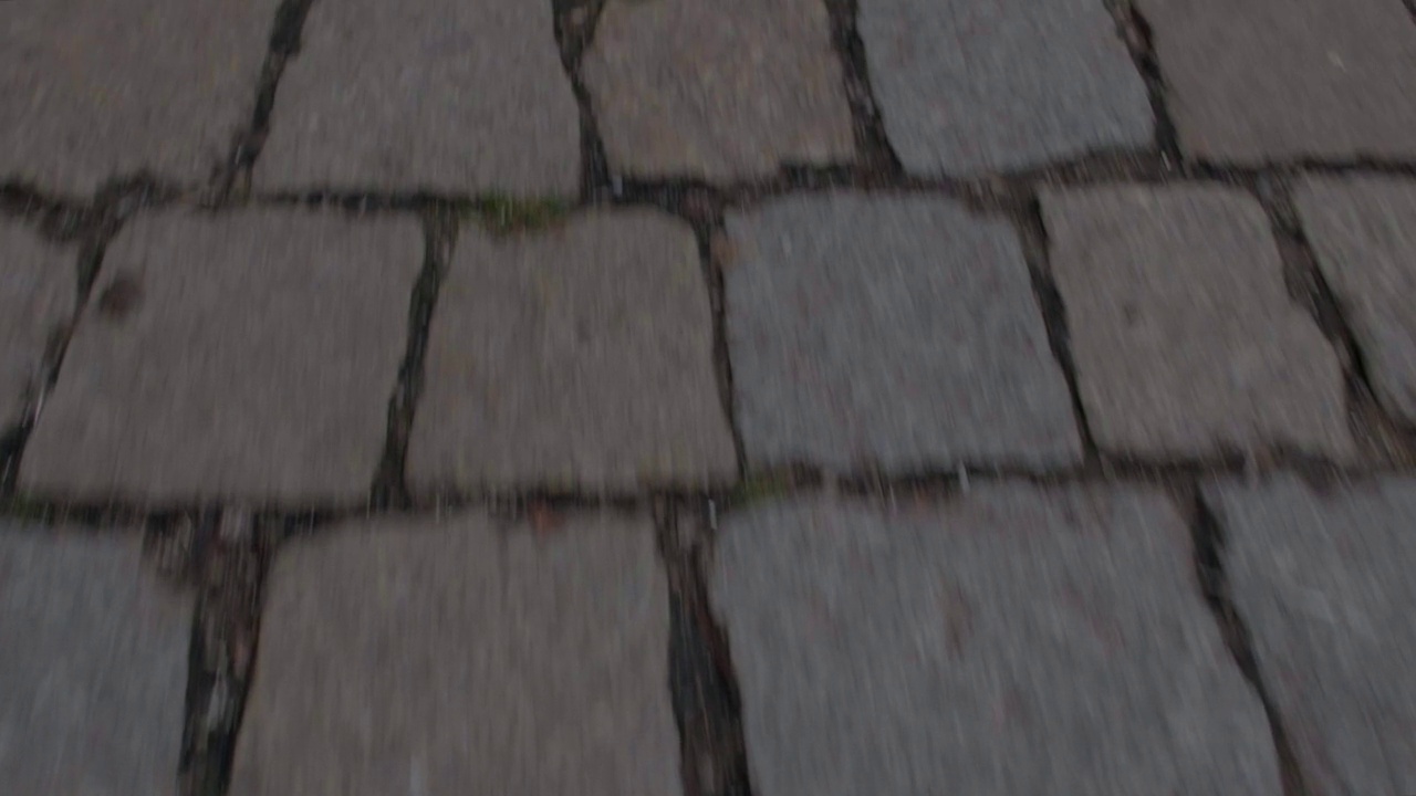 在旧城中铺路石在行人脚下的快速移动。