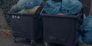 城市生活垃圾堆积场所。蓝色的包。