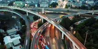 航拍时间间隔镜头，雅加达城市夜晚的交通堵塞，美丽的路灯。拍摄分辨率为4k