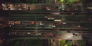 印度尼西亚雅加达市，夜间灯光和拥挤交通的Semanggi立交桥的俯视图镜头。拍摄分辨率为4k