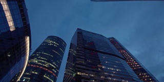 从市中心的摩天大楼和高塔的底部俯瞰夜景。