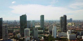 雅加达,印度尼西亚。2018年1月23日:用无人机拍摄雅加达的摩天大楼和晴朗的天空。拍摄分辨率为4k