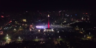 在2018年新年前夜的庆祝活动中，印尼中爪哇国家纪念碑的美丽鸟瞰图