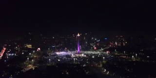 2018年新年前夜的庆祝活动的美丽航拍镜头，在印尼雅加达中部的国家纪念碑上，闪耀的烟花
