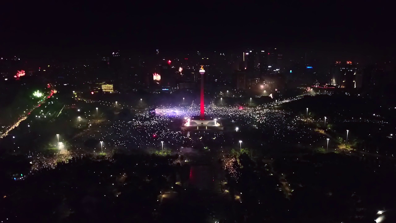 美丽的鸟瞰图，2018年新年前夜在国家纪念碑，闪烁的烟花，印尼雅加达中部