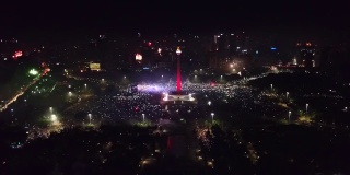 美丽的鸟瞰图，2018年新年前夜在国家纪念碑，闪烁的烟花，印尼雅加达中部