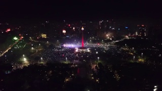 美丽的鸟瞰图，2018年新年前夜在国家纪念碑，闪烁的烟花，印尼雅加达中部视频素材模板下载