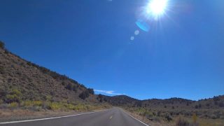 加州沙漠公路和孤独的车辆视频素材模板下载
