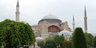 位于土耳其伊斯坦布尔的世界著名的圣索菲亚大教堂的美丽喷泉。君士坦丁堡的历史和宗教