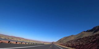 美国的公路雄伟壮观，无穷无尽，是公路旅行的理想之地。这条路在火红的群山、丘陵和广阔的沙漠中蜿蜒曲折。具有完美路面和标记的道路