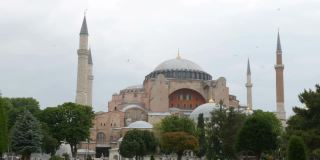 土耳其伊斯坦布尔的圣索菲亚大教堂，海鸥在上面飞翔。世界上各种宗教的历史寺庙。科斯坦蒂诺波尔的历史，成群结队的游客四处游览