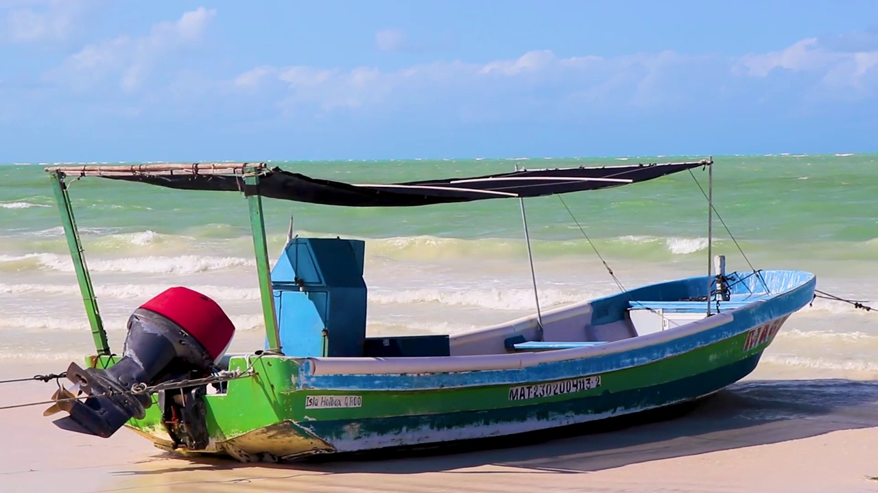美丽的霍尔博克斯岛海滩，色彩斑斓的旧船，蓝绿色的水墨西哥。