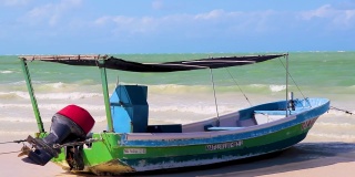 美丽的霍尔博克斯岛海滩，色彩斑斓的旧船，蓝绿色的水墨西哥。