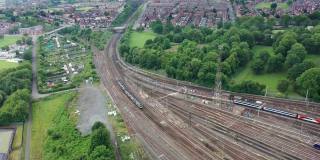 英国西约克郡利兹的奥斯蒙德索普村，一架无人机拍摄到的火车站和铁轨的视频显示，夏季有很多火车在铁轨上行驶