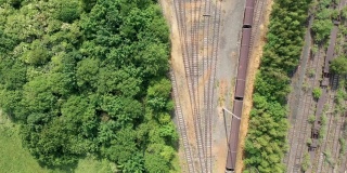 在英国西约克郡利兹的奥斯蒙德索普村，一架无人机拍摄到了夏季的火车站和铁轨，铁轨上有很多火车