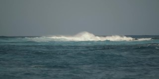 大西洋中，西班牙特内里费岛海岸的巨浪令人难以置信的美丽。慢动作