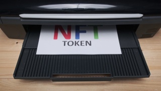 NFT令牌印刷，由喷墨打印机打印的白纸上的铭文视频素材模板下载