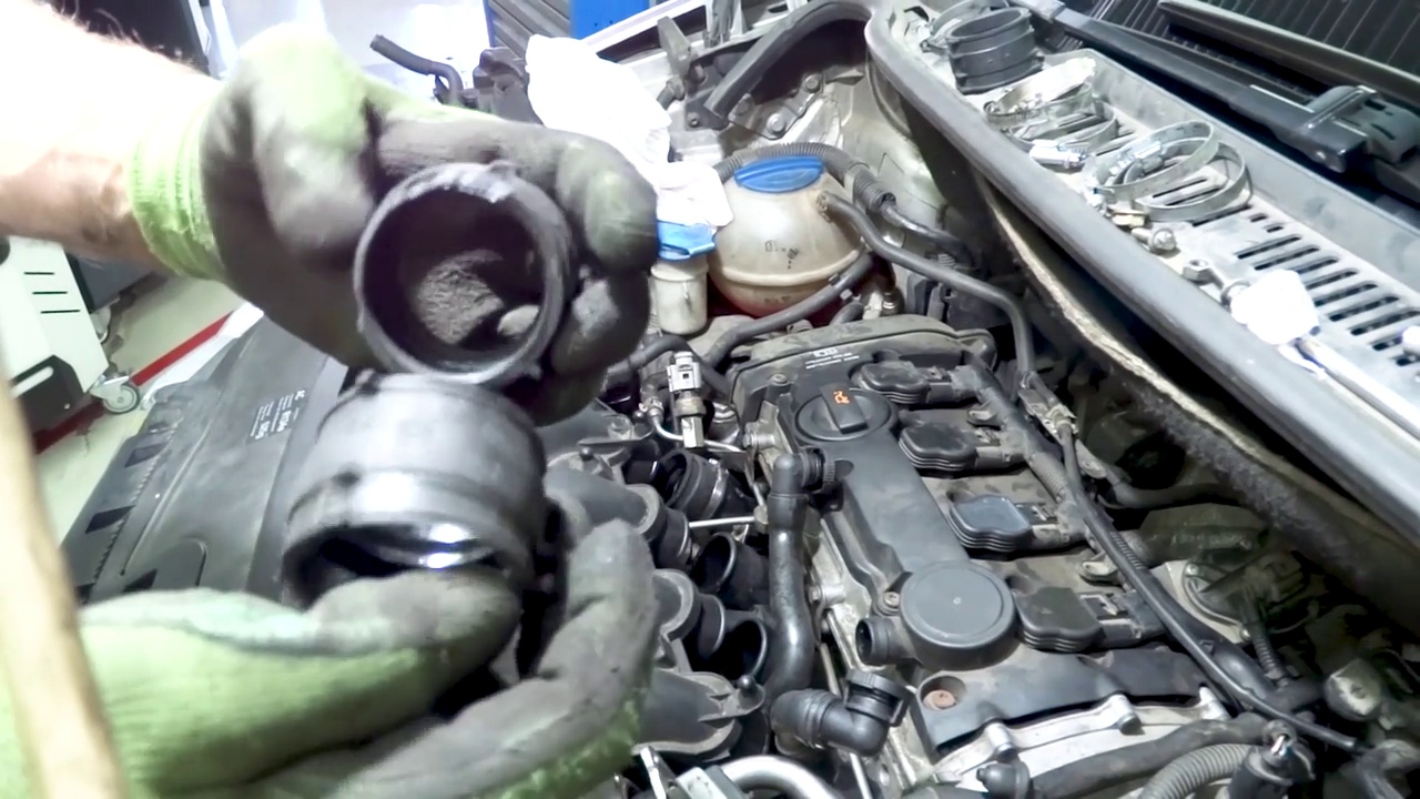 汽车修理工正在修理发动机，发现零件有毛病