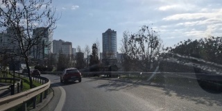 来自汽车内部的汽车驾驶视角。在伊斯坦布尔的E5高速公路上驾驶。