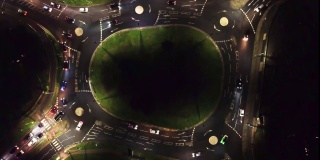 英国一架4k无人机拍摄的车辆夜间在环岛行驶的视频