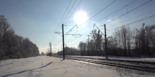 俄罗斯，莫斯科地区，2022年2月5日。电动客运列车移动。冬天的阳光灿烂的日子