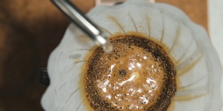 近距离镜头的咖啡师准备过滤咖啡在咖啡馆