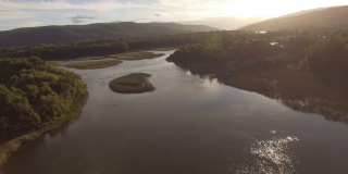 无人机拍摄的被森林包围的湖泊