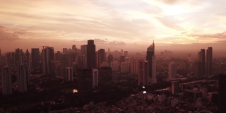 雅加达,印度尼西亚。2018年1月23日:雅加达，日落时分的办公大楼和移动的云。拍摄分辨率为4k