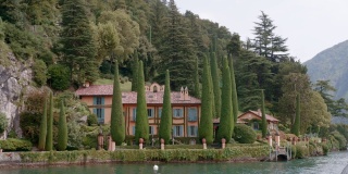 从villa la cassinella的水中看到的景色