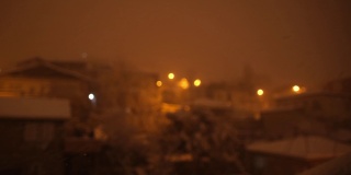 在下雪时，贫民窟的夜景不清晰