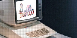 屏幕上显示hello字样的复古电脑