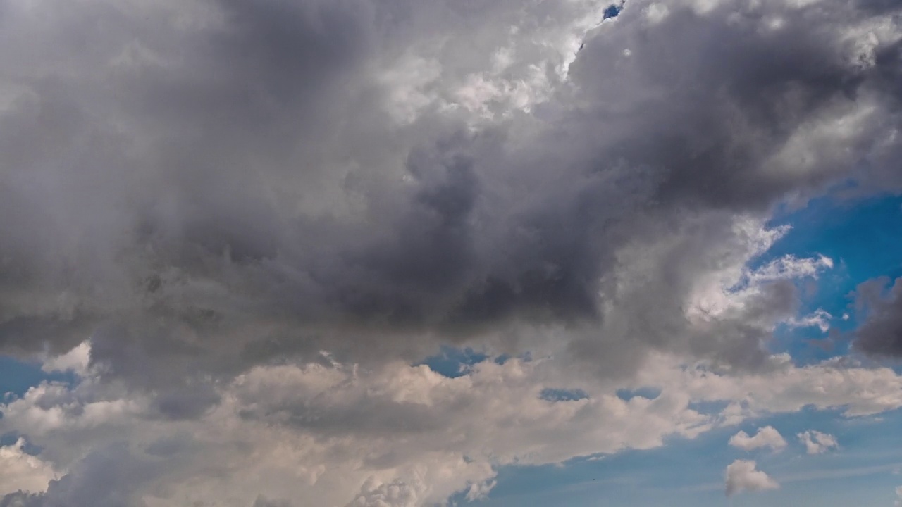 慢镜头拍摄的是白天积云的时间推移，在天气好的时候，积云在天空中移动
