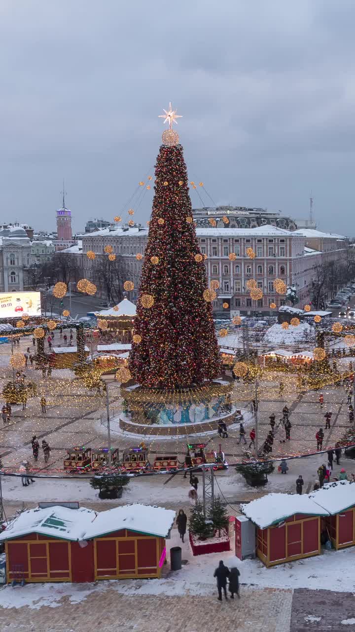 在乌克兰基辅的索菲耶夫斯卡娅广场上，圣诞树和集市从白天到夜晚的时间流逝。