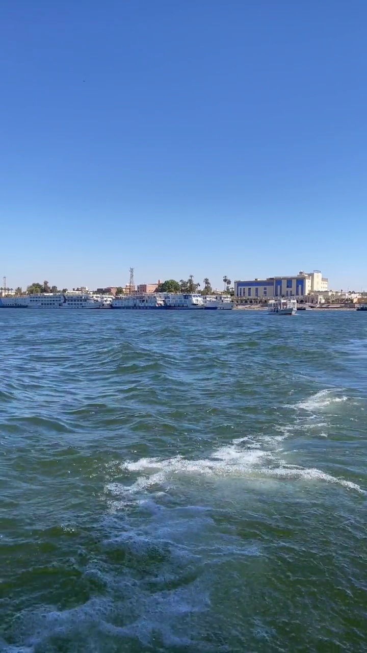 在埃及乘摩托艇横渡尼罗河
